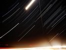 Filé d'étoiles réalisé pendant la séance du 11 Septembre 2020. Lors de ce transit l'ISS était illuminée donc le cadrage intègre la Lune pour saisir la rencontre entre ces deux satellites (de nature bien différente!). Malheureusement le mouvement de la Lune n'a pas été assez bien anticipé, et le transit a eu lieu hors du cadre ! La triple traînée proche de l'équateur céleste qui commence à coté de celle de l'ISS, et qui se dirige dans le coin supérieur droit est laissée par la ceinture d'Orion. En bas à gauche, c'est bien Vénus ! On peut le vérifier grâce à la vidéo.   Nikon D40, 675x8s (1h30).