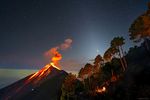 Magnifique photo prise dans les Andes au Guatemala, avec un volcan en éruption (coulées de laves et panaches de fumées), la conjonction Saturne et Jupiter baignant dans la lumière zodiacale et un campeur