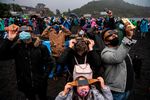 La météo maussade n'a pas empêchée la population locale de tenter sa chance. Bien entendu avec les protections de rigueurs : lunettes (feuille d'Astrosolar) contre les radiations, masques contre ce virus sournois et vestes imperméables contre une invitée surprise dont on se serait bien passé, la pluie !