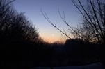 Un vieux croissant de Lune (27 jours) éclairé à 6%. Du fond de la vallée du Thouaret (à 300m de la confluence avec le Thouet), on ne voit pas que la Lune n'est pas seule ce matin-là. Le 11 janvier 2021 à 7h50, Nikon D40, 55mm, 800 ISO, 1,3s.