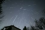 Géminides en Italie. Les 80 (sur 1592) images contenant une étoile filante ont été combinées pour restituer la pluie survenue ce soir-là. Sumirago (Varese). Canon 6D, 14mm, 3200 ISO, 1592x10s, pose totale proche de 4h30.