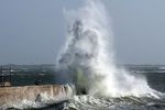  Neptune sors des eaux, bondissant sur l'intrépide photographe qui s'est avancé sur la digue. En plus de la prise de risque, il est tout évidence trop près pour cadrer l'intégralité de la vague. L'entrée de la rade de Lorient est bien gardée ! Lomener, Plœmeur, Bretagne. Décembre 2008.