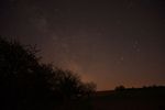 A13 : Lever du centre galactique, sur cette image la Voie Lactée est mieux visible. La Lune s'est couchée, mais le Soleil arrive (à -16°, crépuscule astronomique). Le 22 avril 2021, Sony NEX-5N, 18mm, f/3.5, 3200 ISO, 6 x 15s.