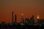 D03 : Très jeune croissant de Lune en conjonction avec Vénus vues depuis les toits du quartier du Queens. Le 12 mai 2021 à New-York, a7-III, 600 mm, f/6.3, 3200 ISO, 1/20s.