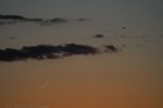 D04 : Un peu plus tôt (10 min) depuis le même point de vue un avion en approche de l'aéroport JFK était momentanément aligné avec les astres. Le 12 mai 2021 à New-York, a7-III, 600 mm, f/6.3, 5000 ISO, 1/100s.