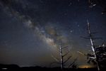 D17 : La Voie Lactée dans la région du centre galactique vue depuis les montagnes de la préfecture de Nara, zone faiblement peuplée (aux nuits bien noires !) au Sud d'Osaka. Le 10 mai 2021 à Kamikitayama dans le district de Yoshino, D750, 20 mm, f/2.8, 10000 ISO, 6s.