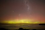 D19 : Une aurore australe bienvenue ! Alors que ce photographe était en pleine séance d'acquisition (nuages de Magellan, Voie Lactée ?) une aurore s'est invitée à la fête. Cependant il fut ravi de ce genre d'interruption, bien plus agréable que celles dues à des causes matérielles ! Le 12 mai 2021 à Denudin en Nouvelle-Zélande, EOS 6D, 14 mm, f/1.8, 1000 ISO, 6s.