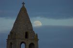 A01 : L'église St-Martin à Noizé et la seconde Super-Pleine-Lune de l'année, légèrement plus grosse que celle du mois d'avril. Le 25 mai 2021, Nikon D40, 70 mm, f/4, 200 ISO, 4 x 1/200s.