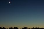 B04 : Proche de Vénus la veille, la Lune est cette fois en conjonction avec Mars. En haut à droite on voit aussi Pollux (vers le centre) et Castor. Le 13 juin 2021, Nikon D40, 70 mm, f/5.6, 4 x 1,6s.