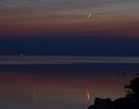 D03 : La Lune et Vénus se reflètent dans les eaux du lac Michigan, on distingue aussi Mars à gauche de Vénus. Le 12 juillet 2021 depuis le  Headlands International Dark Sky Site dans le Michigan (USA).