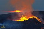 C02 : Tant que l'on parle de turbulence, il est conseillé d'éviter de photographier le ciel par dessus les toits (en particulier l'hiver !) pour ne pas en rajouter. Que dire de celle provoquée par les cheminées volcaniques ? Poussé à l'extrême, l'effet est indéniablement artistique, mais bien loin de la réalité ! Constatez par vous même comment le Soleil est déformé, car il s'agit bien de lui et non d'un deuxième cratère au loin ! Le 28 juillet 2021 depuis la péninsule de Reyhjanes en Islande.