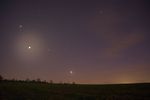 B01 de Martin ainsi que toutes les suivantes : Trois planètes alignées (de gauche à droite : Jupiter, Saturne puis Vénus) avec la Lune (presque à mi distance entre les géantes gazeuses) étaient visibles le 8 décembre 2021. Sony NEX-5N, 18mm, f/3.5, 1600 ISO, photomontage avec 5 x 1s pour la Lune et 10 x 15s pour le reste.