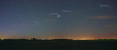 A06 :  Plaisant panorama mais plutôt quelconque sans légendes pour s'y repérer. Planètes noyées au milieu d'un ciel abondamment étoilé tout en ayant peu de constellations identifiables en un instant.