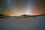 C04 :  À plus de 4500 m d’altitude dans la Cordillères des Andes, la lumière zodiacale brille de mille feux, au point de surpasser la luminosité de la Voie Lactée. L’airglow était aussi suffisamment intense pour percevoir son reflet coloré dans la neige. Le 30 juin 2022 dans l’Atacama au Chili, A7S, 12mm, 5 x 30s.