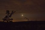 A04 :  Croissant de Lune rapidement capturé entre deux bandes nuageuses. Le 25 août 2022, Sony NEX-5N, 18 mm (recadrée), f/3.5, 1600 ISO, 5 x 2,5s.