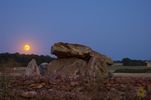 A09 :  Lever de pleine-lune au cœur de la nécropole de Montpalais. Parti pour refaire la photo du 25 juillet 2021 (voir atelier du 26 juillet 2021, photos B08 et B09) sans les nuages, mais cette fois le vent faisait tomber le filtre (adapté à la lunette, et non pas à l'objectif utilisé !), donc pas de filé de Lune cette année ! Le 11 août 2022, Nikon D40, 70 mm, f/4, 200 ISO, 4 x 2s et 4 x 1/15s pour la Lune.