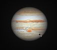 C05 : On peut régulièrement voir des photos de Jupiter plus détaillées que celle-ci, en revanche distinguer les taches sur Ganymède (en transit en compagnie de son ombre) avec du matériel d'observation amateur est beaucoup plus rare. Cet exploit nécessite du savoir-faire mais surtout des conditions atmosphériques parfaites. Le 27 septembre 2022, à Florence en Arizona (USA), télescope C8 (?).