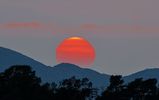 D03 : Le Soleil était vraiment rouge lors de son coucher, probablement que les méga-feux au Canada n’y sont pas étrangers. En regardant bien on peut distinguer des taches solaires (sur la gauche), la pollution atmosphérique jouant le rôle de filtre.  Le 1 juillet 2023 à Floroe en Norvège, EOS R7, 400mm, f/8, 400 ISO, 1/400s.