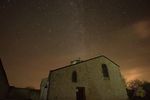 B05 : La Voie Lactée émanant du clocher de l’église de Maulais. Cette dernière a été éclairée pour la mettre en valeur. Le 13 décembre 2023 à Maulais, NEX5-T, 12mm, f/2, 1600 ISO, 5 x 20s.