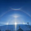 C05 :  Halos solaires multiples en Arctique. Ceci se présente à l’inverse de la situation habituelle car le halo de 22° est généralement le plus visible de tous, ici il est vraiment faiblard ! Le photographe a retiré ses gants juste le temps nécessaire pour prendre la photo, ce qui est aisément compréhensible lorsque l’on sait que la thermomètre affichait -30°C. Le 28 février 2024 à Pangnirtung dans la Nunavut au Canada.