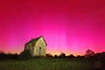 A08 :  Bien qu’emplissant encore une bonne partie du ciel, l’intensité de l’aurore était à ce moment plus faible. Le 11 mai 2024 à 2h20 à Oiron, Sony NEX-T, 12mm, f/2, 1600 ISO, 15s.