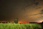 A01 :  Alors que le ciel était dégagé en partant, une fois arrivé aux pieds du moulin, les nuages envahissaient la voûte céleste. Ces derniers masque la Voie Lactée, mais le déplacement a permis d’évaluer la quantité de pollution lumineuse. À droite se trouve Airvault, au centre Parthenay et à gauche Poitiers. Le 31 mai 2024 au nord de St-Généroux, Sony NEX5-T, 12mm, f/2, 1600 ISO, 15s.