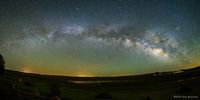 C02 : Encore un mélange d’airglow et pollution lumineuse, mais cette fois-ci point de nuages pour cacher la Voie Lactée. Le 29 mai 2024 à Mormon Lake dans l’Arizona (USA), D750, 12mm, f/4, 800 ISO, 480s. Montage deux images, une avec suivi pour le ciel, et une fixe pour le sol.