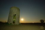 B08 : Un des moulins de Luzay et la pleine-Lune. Le 25 juin 2024, NEX-5T, f/2, 200 ISO, 15s.