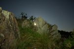 B10 : La Lune se fraye un chemin entre les rochers de la vallée du Pressoir. Le 25 juin 2024, NEX-5T, f/2, 200 ISO, 20s.