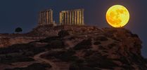 D04 : À gauche, le temple de Poseïdon et à droite, la pleine-Lune. Le 21 juin 2024 à Sounio en Grèce.