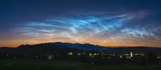 D06 : Magnifiques nuages noctiluques. Le 23 juin 2024 à Záhradné en Slovaquie, Ra, 50mm, 1600 ISO, 250ms, panorama de six tuiles.