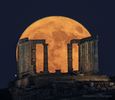 D02 : Lever de la pleine-Lune au périgée devant le Temple de Poséidon. Le 19 août 2024 au Cap de Sounion en Grèce, EOS 5D IV, 760mm, f/11, 1600 ISO, 1/6s.