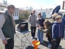 aux commandes du Solarscope Eugène montre l'éclipse par projection sur un écran
