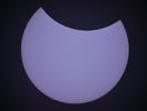 et voilà le résultat obtenu en plaçant un appareil photo à l'oculaire du télescope. </br>A gauche on aperçoit une tache solaire (n°4046) dont le diamètre est 
	 environ deux fois celui de la  Terre.</br>Une tache plus diffuse (4043) est aussi visible vers le milieu de l'échancrure 